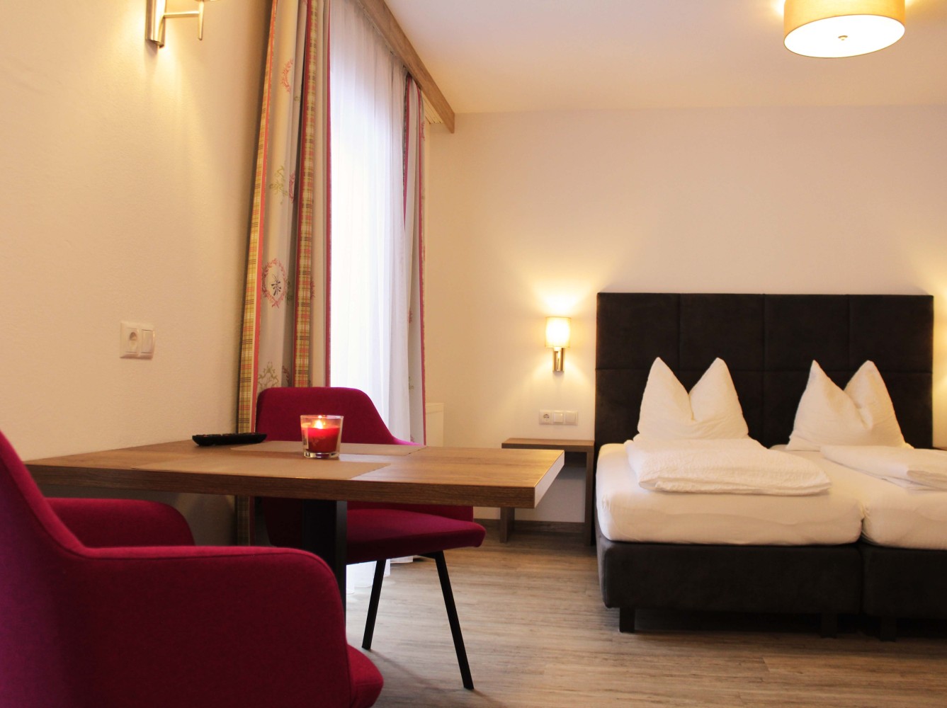 Wohnraum mit Doppelbett im Appartement