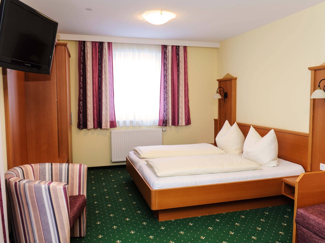 Doppelbett im Doppelzimmer