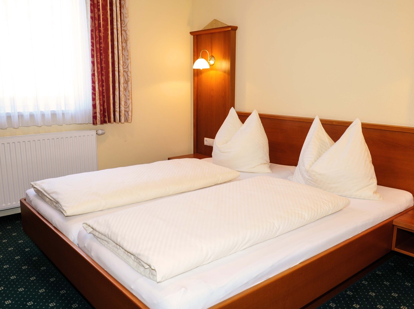 Doppelbett im Familienzimmer